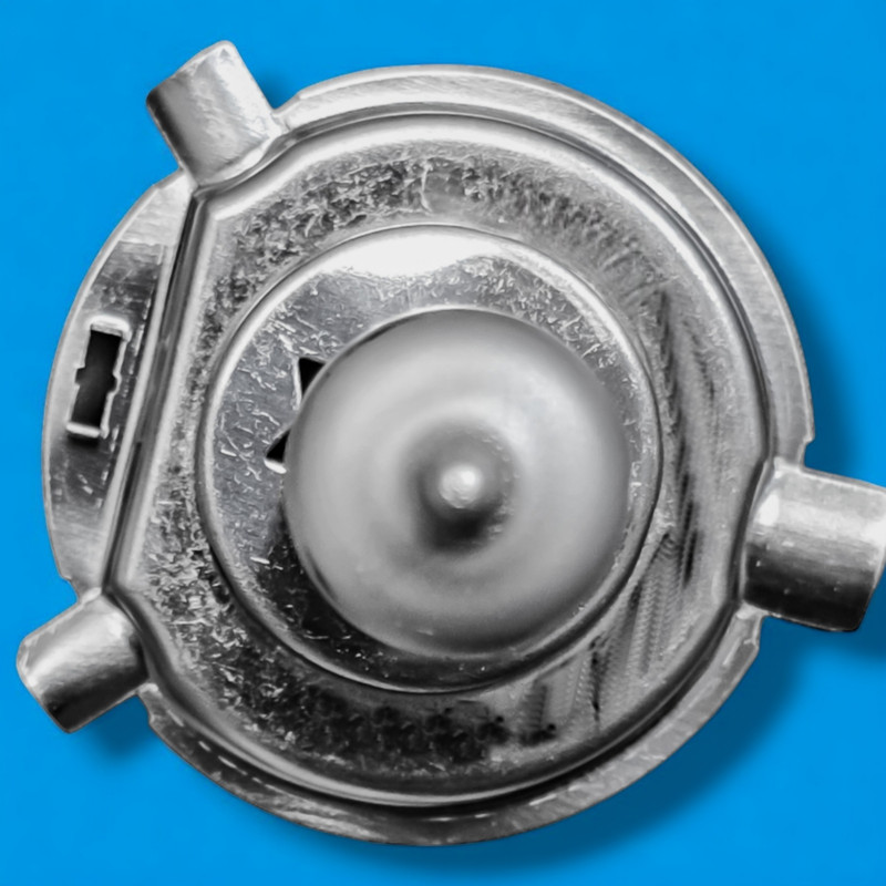 لامپ نور پایین و نور بالا چراغ جلو تک حالته بست یدک مدل یخی کد E21 پایه H4 مناسب برای بی ام و سری ۳ بسته ۲ عددی
